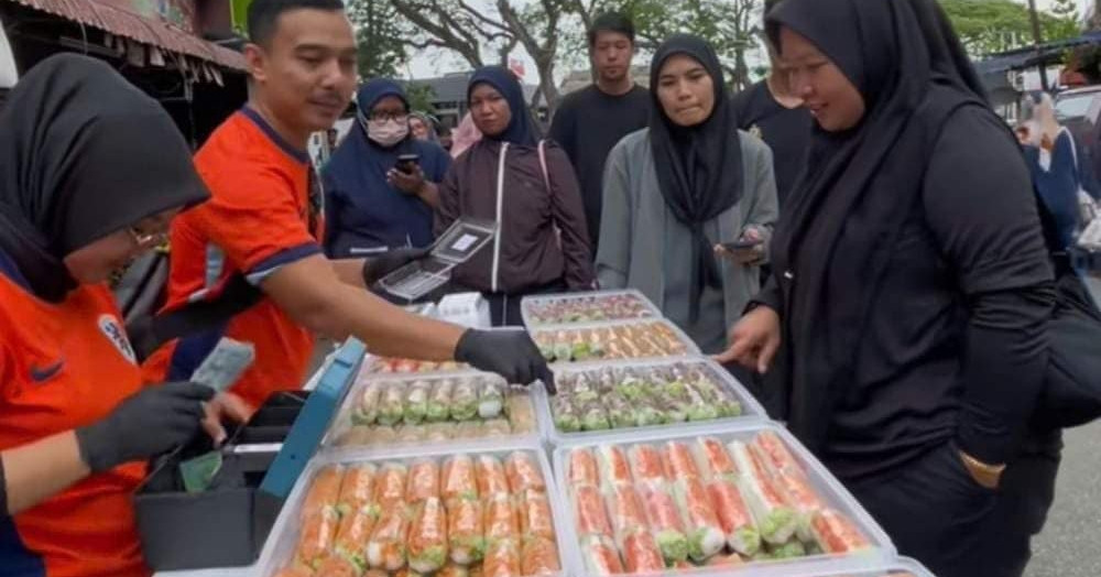 Vietnamese spring rolls cause a 'storm' in Malaysia, restaurant owner sells thousands of them every day