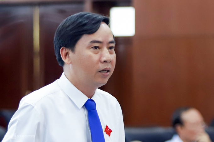 Le délégué Le Phu Nguyen a exprimé son opinion lors de la séance de discussion de la réunion du Conseil populaire de la ville de Da Nang le 13 décembre. Photo : Nguyen Dong