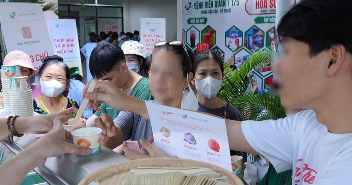 Los pacientes con cáncer se emocionan cuando van de compras al 'supermercado solidario'