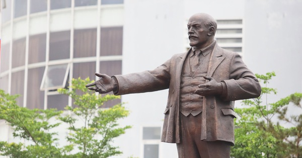 Einweihung der Lenin-Statue im Stadtzentrum von Vinh