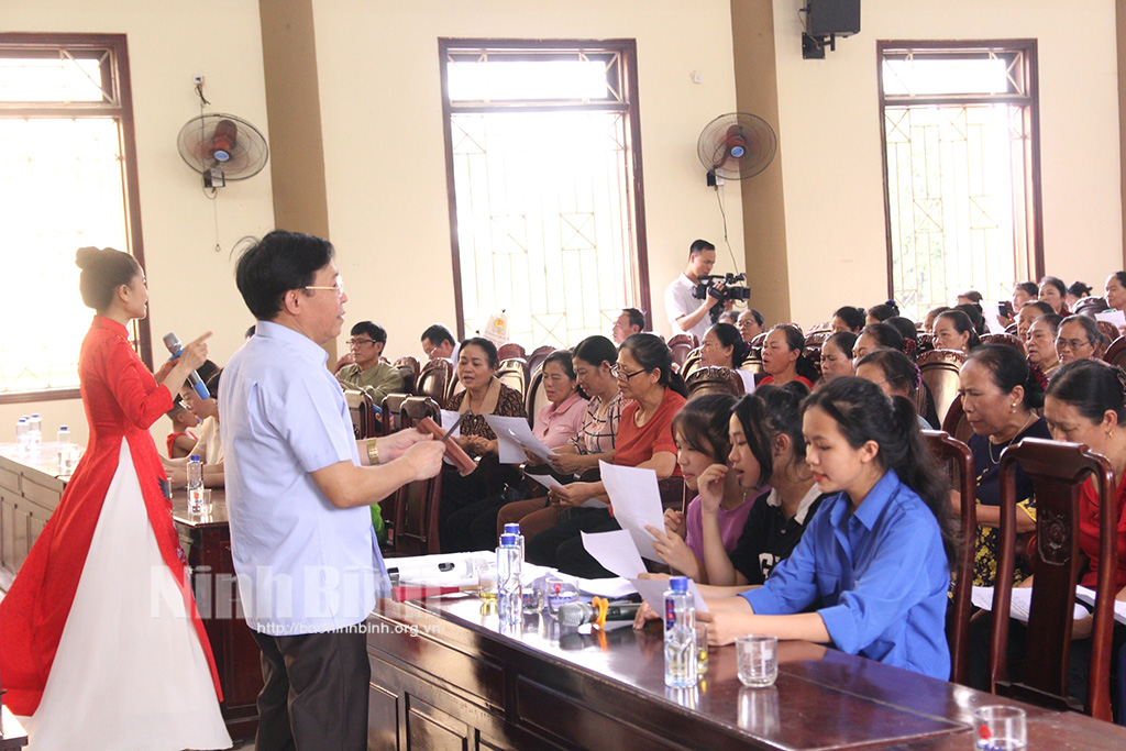 Yen Khanh ouvre un cours de formation pour encourager le chant Cheo et améliorer les compétences dans l'utilisation des instruments de musique traditionnels en 2023