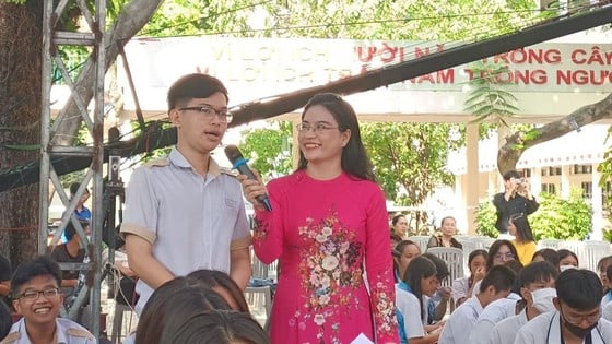 두옹반티 고등학교(투덕시) 12학년 학생들이 대학 진학에 대한 우려를 공유합니다.