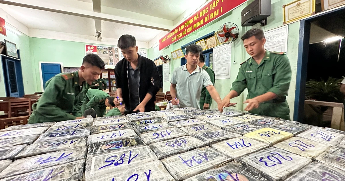 Quảng Ngãi: Bộ đội Biên phòng bàn giao hơn 280kg cocaine cho công an điều tra