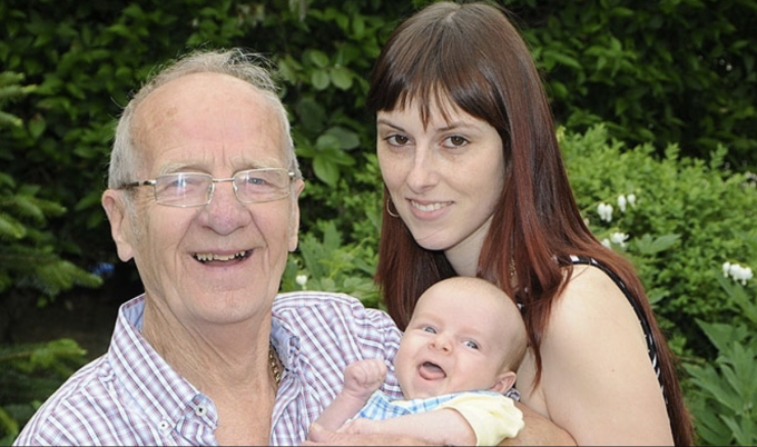 Les Colley avec son fils Oswald, âgé de deux mois. Photo : Les Colley