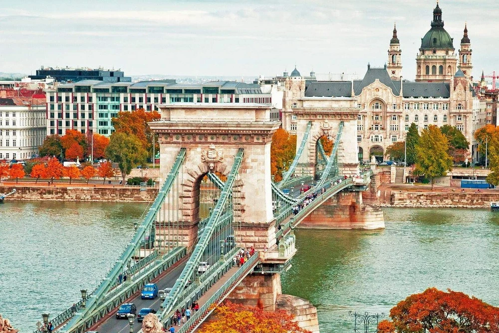 Ungarns Hauptstadt Budapest ist für ihre klassische Architektur berühmt und zieht jedes Jahr etwa 12 Millionen internationale Touristen an.