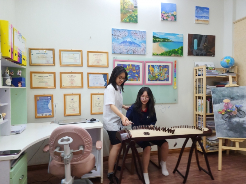 Not only do they love painting, the two sisters Minh Anh and Anh Thu also love playing the piano.