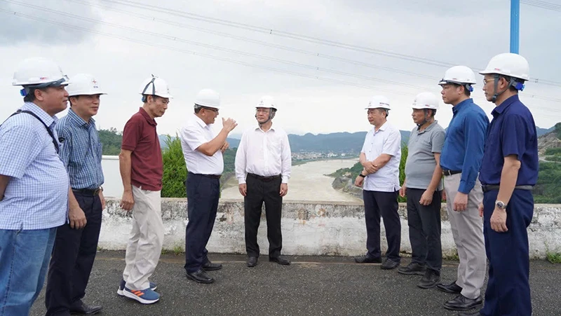 El Sr. Huynh Thanh Dat, Ministro de Ciencia y Tecnología, Presidente del Consejo Asesor de Ciencia y Tecnología para la Evaluación de la Seguridad de las Presas y Embalses de la Escalera Hidroeléctrica del Río Da, inspeccionó la Planta Hidroeléctrica de Hoa Binh y la Planta de Extensión Hidroeléctrica de Hoa Binh.