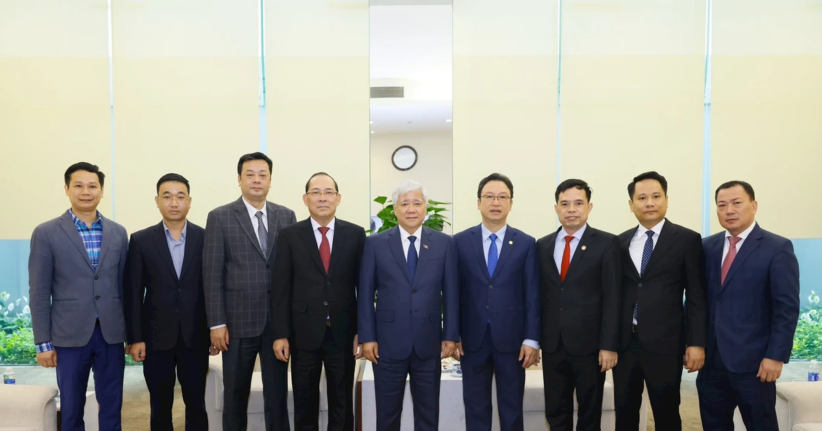 Präsident Do Van Chien besucht Laos und nimmt an der Konferenz der Präsidenten der drei indochinesischen Länder teil