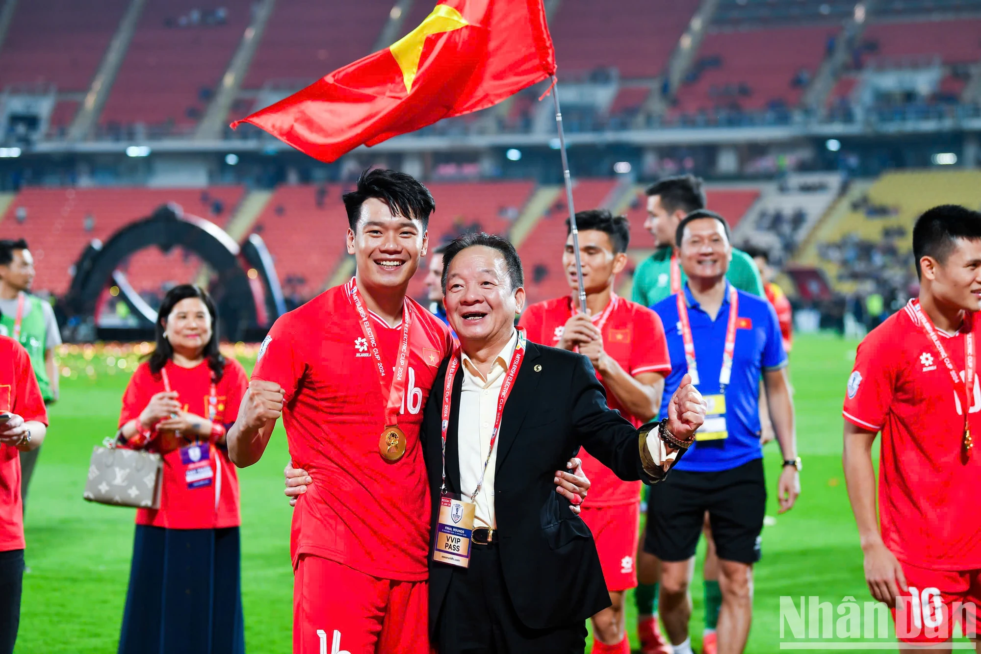 [Ảnh] Đội tuyển Việt Nam nâng cao cúp vô địch ASEAN Cup 2024 ảnh 12