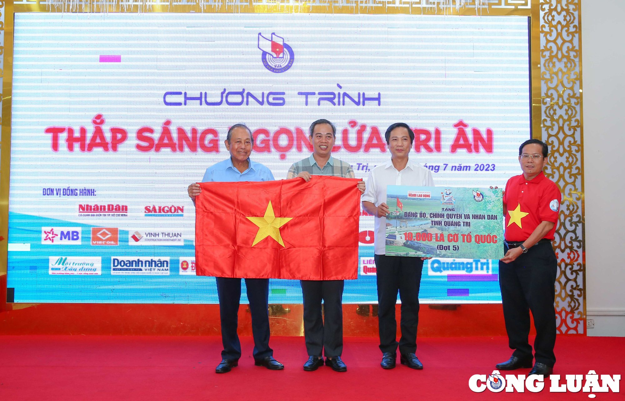 thap sang ngon lua tri an lan toa tinh than thien nguyen tu nguoi lam bao den cong dong hinh 7