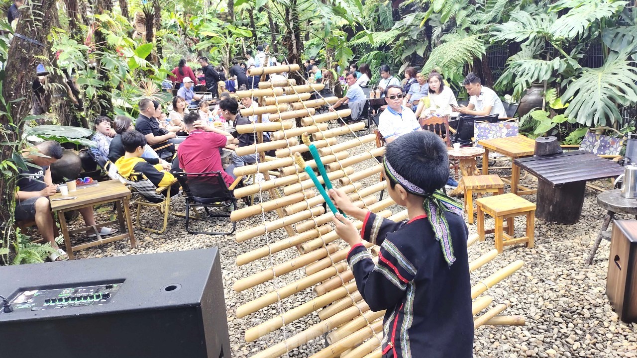 Coffee shops with stilt houses and thatched roofs attract young people in the mountain town photo 4