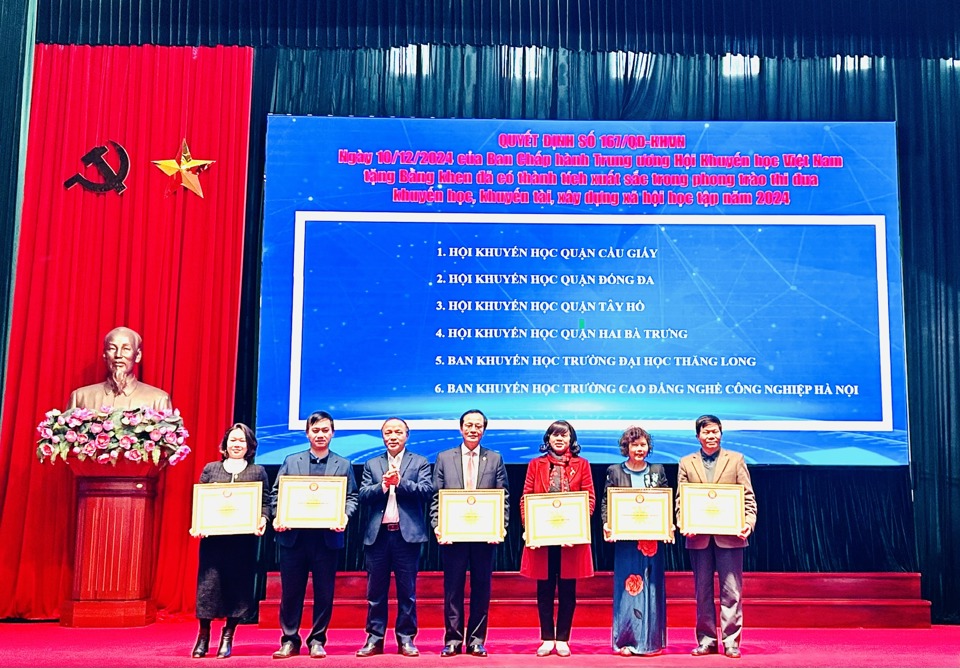 The Organizing Committee awarded Certificates of Merit from the Central Committee of the Vietnam Association for Promoting Education to 6 units with outstanding achievements in the emulation movement to promote learning, encourage talents, and build a learning society in 2024. Photo: Tran Oanh