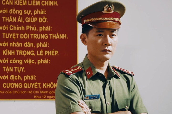 Khôi Trần với tạo hình vai công an trên phim.