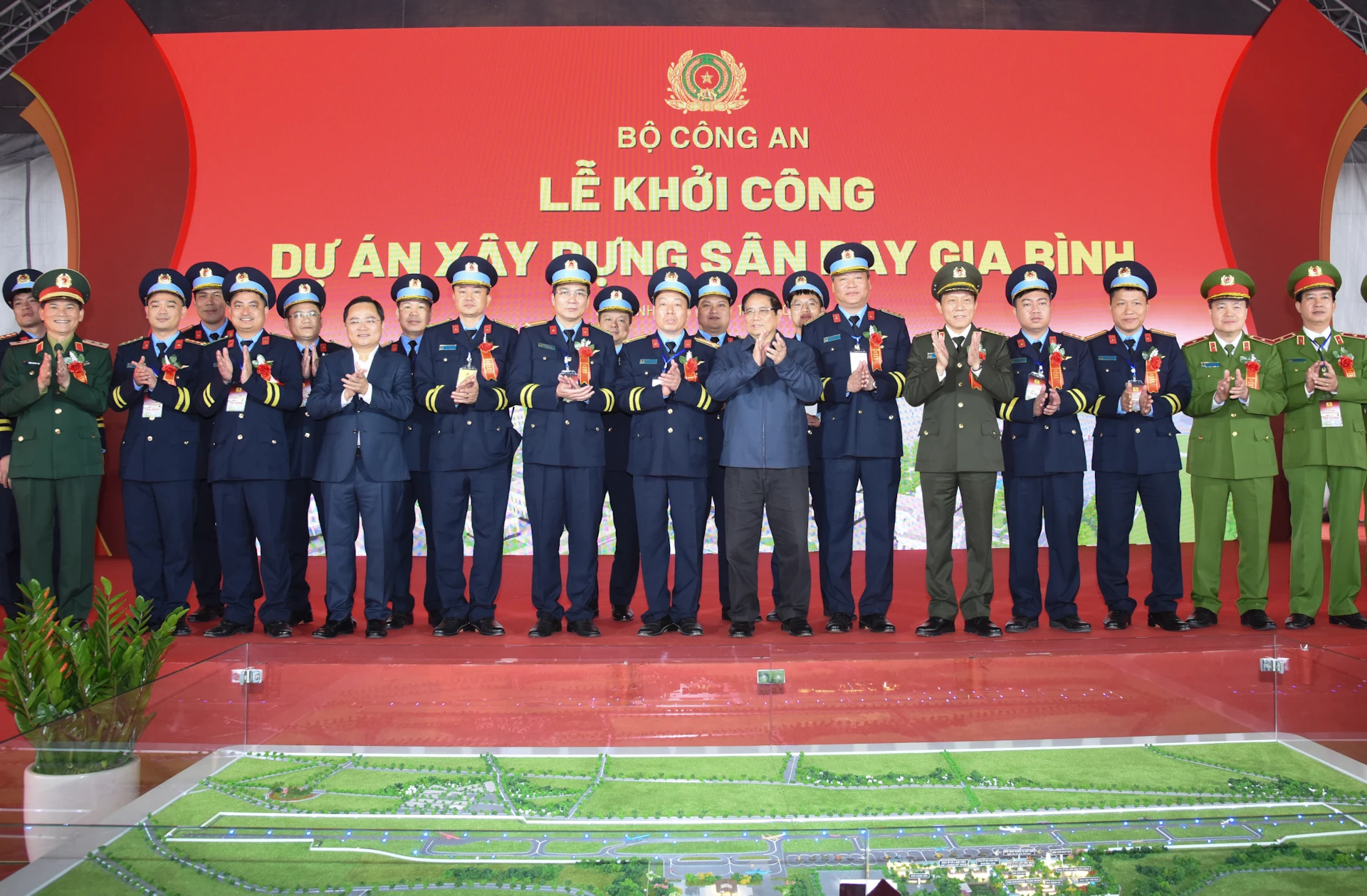 [ภาพ] นายกรัฐมนตรี Pham Minh Chinh เข้าร่วมพิธีวางศิลาฤกษ์โครงการก่อสร้างสนามบิน Gia Binh ภาพที่ 9