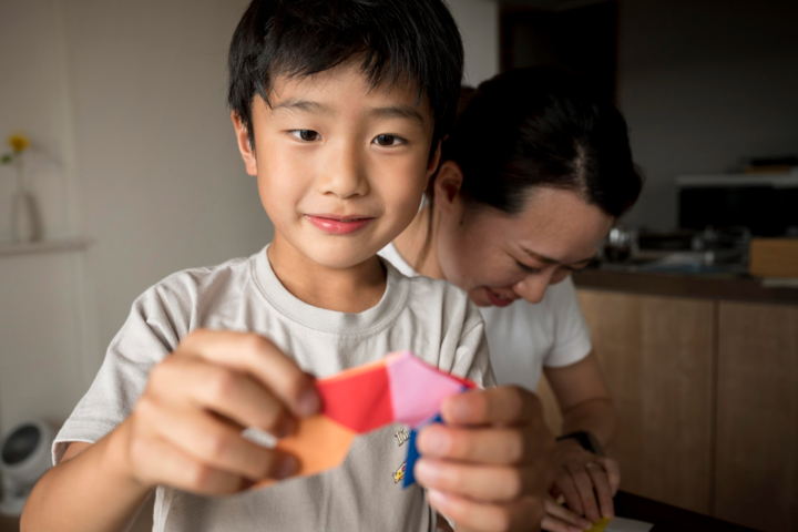 Bei der Bildung von Kindern geht es nicht nur um die Vermittlung von Wissen, sondern auch darum, Kinder mit guten Eigenschaften auszubilden. (Foto: Freepik)