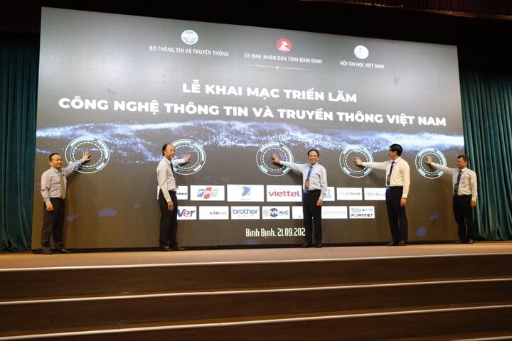 Die Leiter des Ministeriums für Information und Kommunikation und des Volkskomitees der Provinz Binh Dinh eröffneten im Rahmen der 24. Konferenz zur vietnamesischen Entwicklungszusammenarbeit im Bereich Informations- und Kommunikationstechnologie in Binh Dinh die vietnamesische Ausstellung für Informations- und Kommunikationstechnologie.