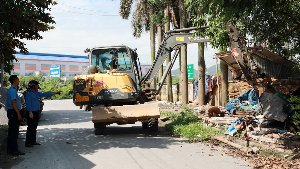 Giải tỏa vi phạm của các cơ sở tập kết, thu mua phế liệu tại xã Song Khê (TP Bắc Giang) |=> Đăng trên báo Bắc Giang