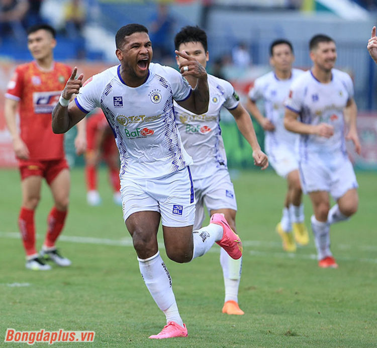 El Hanoi FC persigue a la policía de Hanoi hasta el final