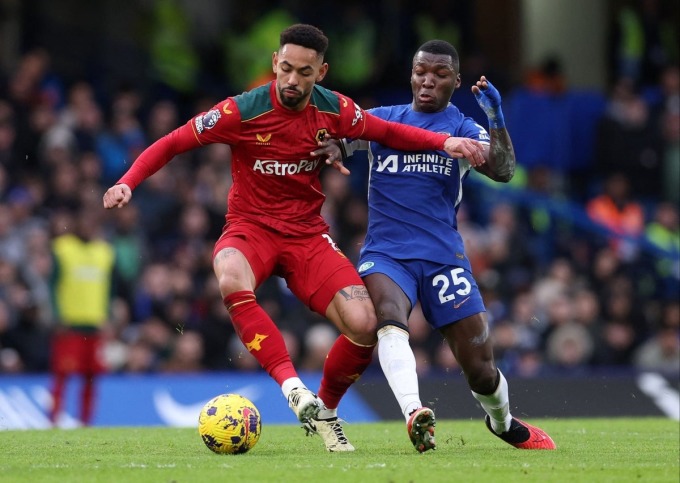 Caicedo (derecha) juega en la derrota del Chelsea por 2-4 ante los Wolves en la ronda 23 de la Premier League el 4 de febrero en Stamford Bridge. Foto: AP