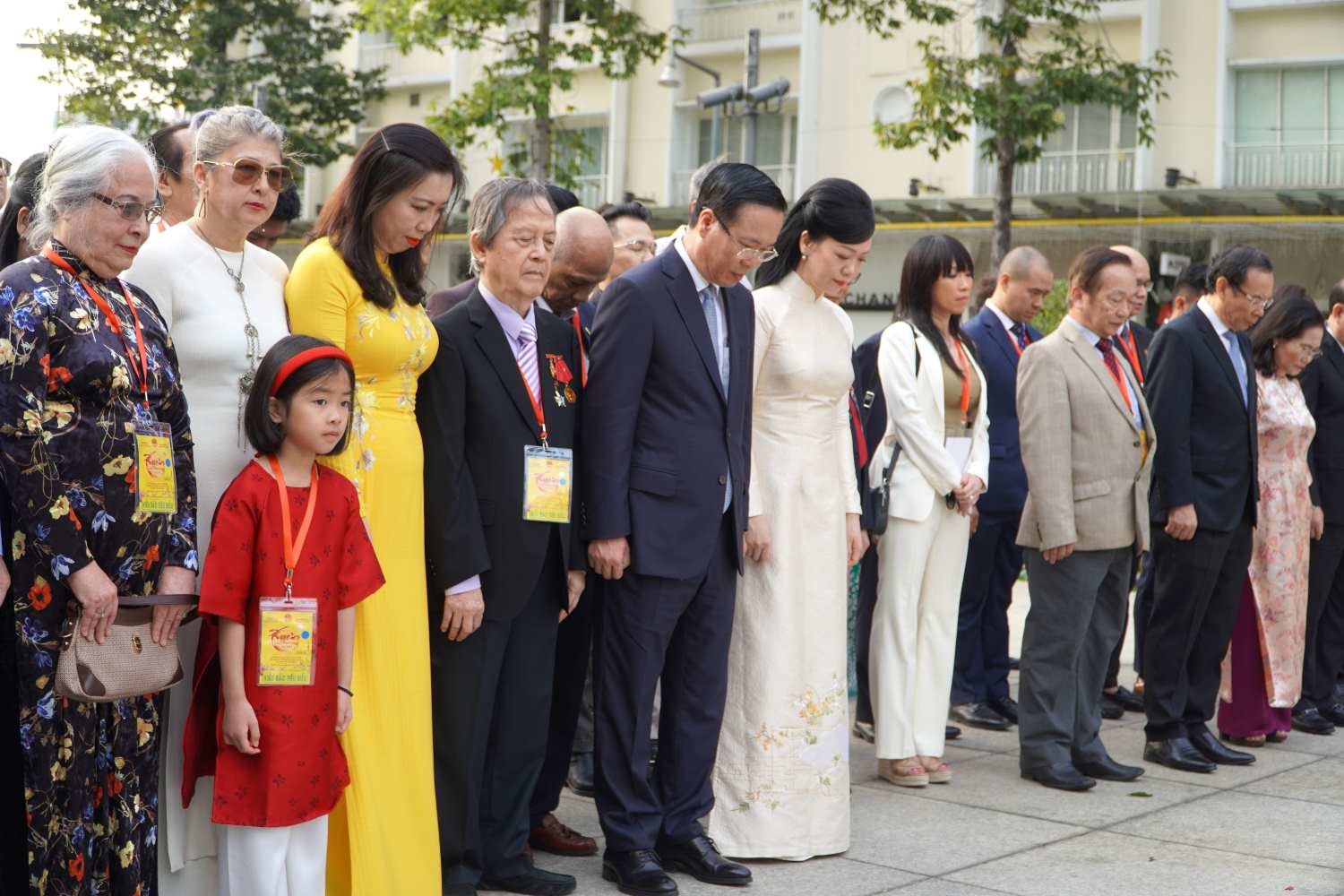 Die Delegation legte zum Gedenken an Präsident Ho Chi Minh eine Schweigeminute ein.  Foto: Minh Quan