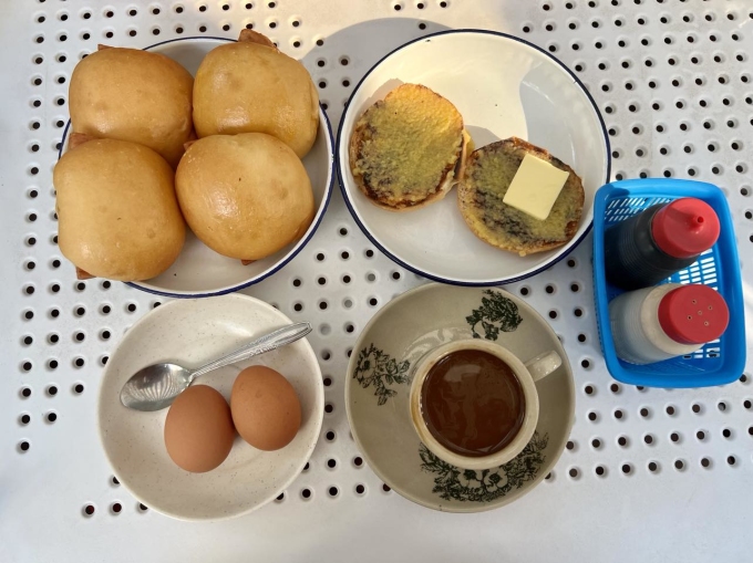 Kaya und Buttertoast serviert mit weichgekochten Eiern, Tee oder Kaffee bei Chin Mei Chin. Gäste können andere Arten von salzigen und süßen Kuchen mit salzigen Füllungen wie Fischflocken oder Wurst bestellen. Foto: Phuong Anh