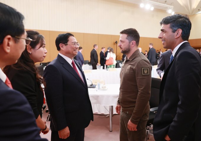 El primer ministro Pham Minh Chinh se reunió con el presidente Zelensky al margen de la Cumbre del G7, al mediodía del 21 de mayo, en Hiroshima, Japón. Foto: Duong Giang