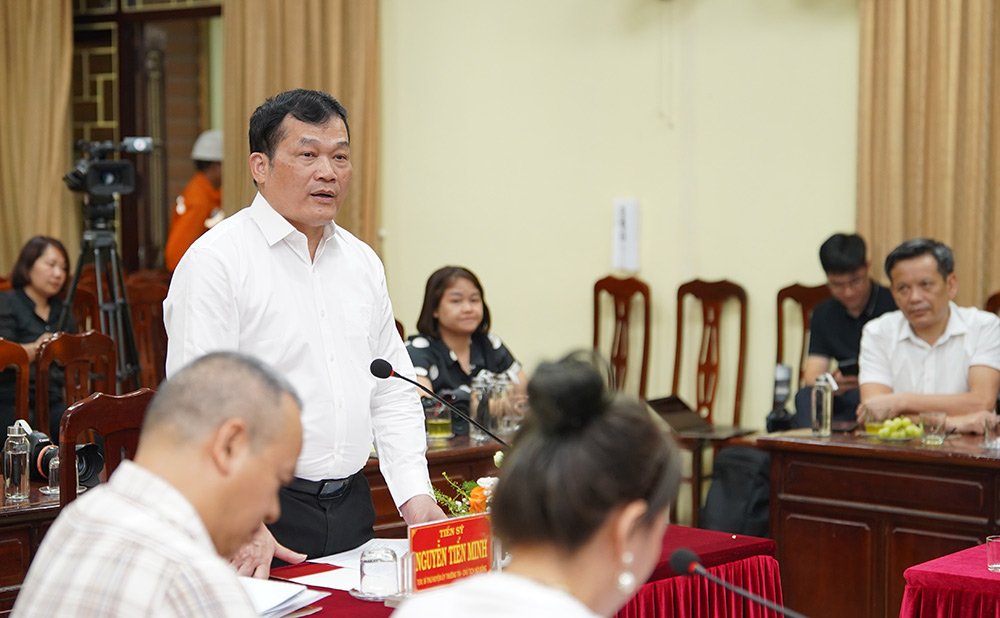 นายเหงียน เทียน มินห์ เลขาธิการคณะกรรมการพรรคเขตเทืองติน กล่าวในที่ประชุม ภาพถ่าย: “Duc Anh”