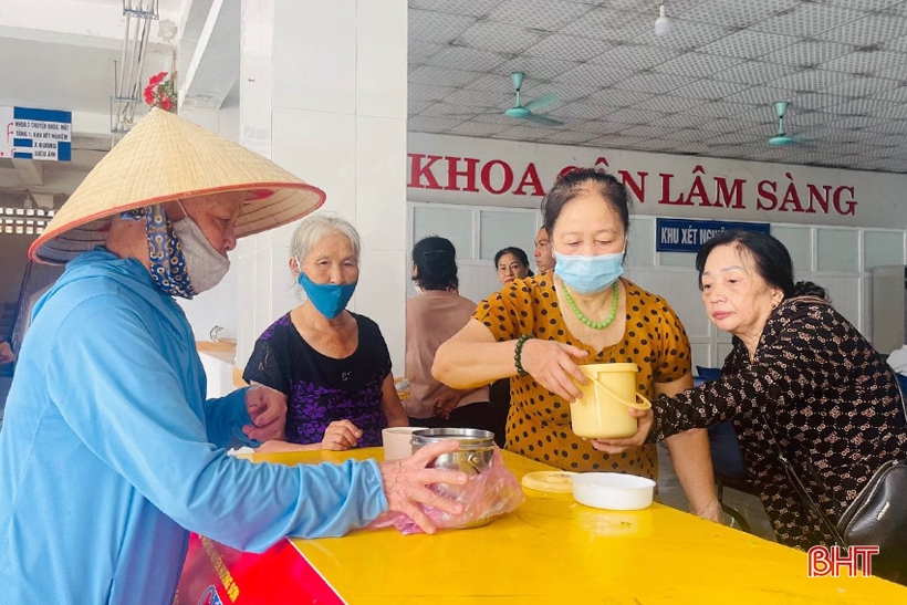 Les patients de Huong Son reçoivent 300 bols de bouillie de charité chaque semaine.