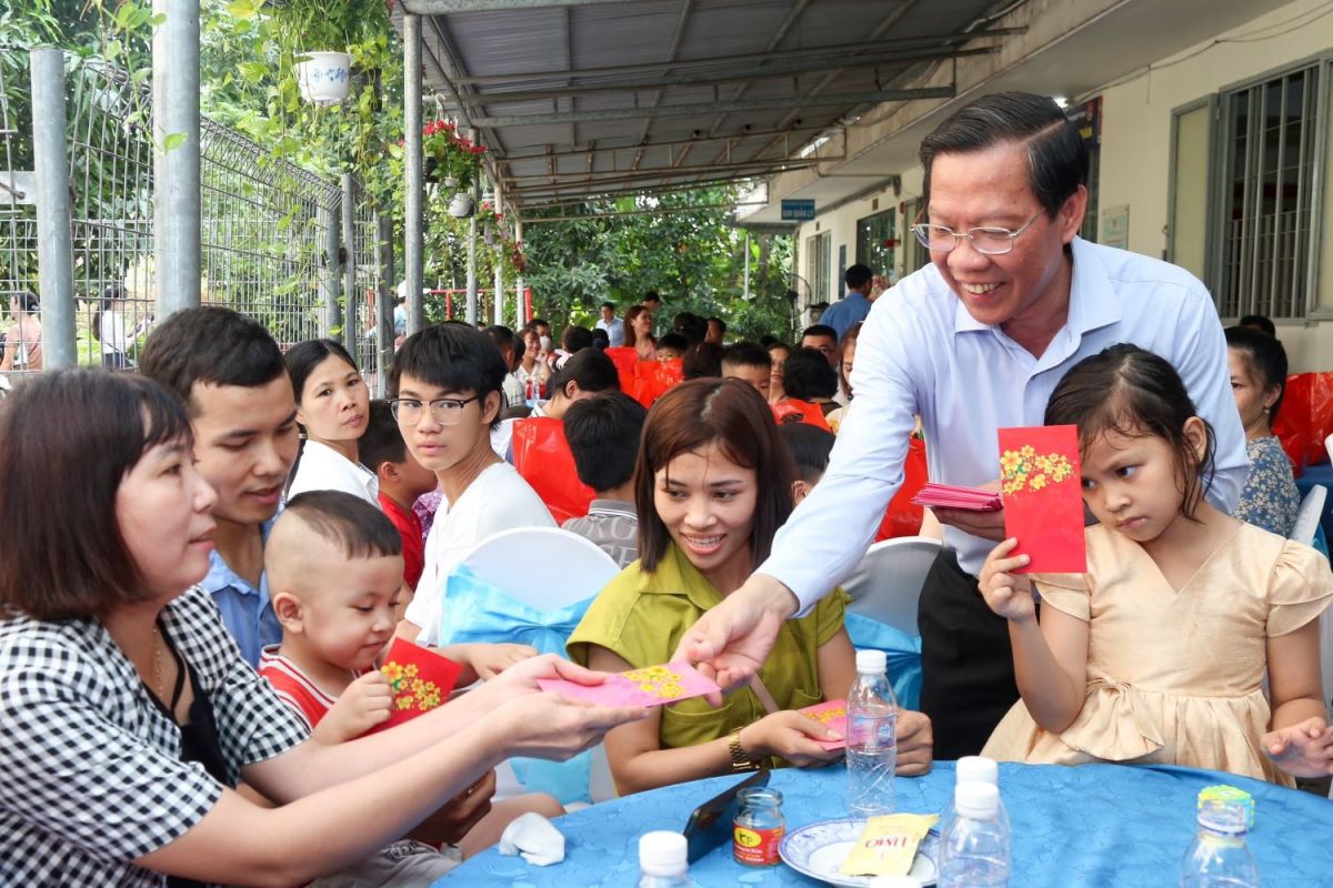 Ông Phan Văn Mãi: 'Thành phố sẽ tìm thêm chính sách hỗ trợ công nhân'