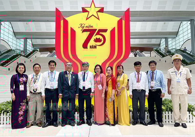 Đoàn đại biểu tỉnh Bến Tre chụp ảnh lưu niệm tại hội nghị. Ảnh: V. Hoàn