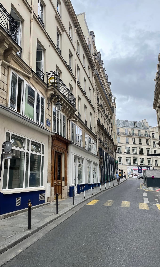 Cảnh bình yên ở Rue de Sentier (quận 2, Paris) trong chiều 3/7. Ảnh: Nguyễn Anh Lukas