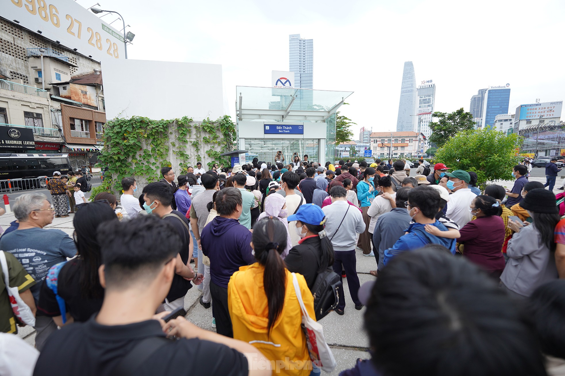 Miles de personas hicieron fila desde temprano en la mañana para tomar la línea 1 del metro en el primer día de funcionamiento foto 4