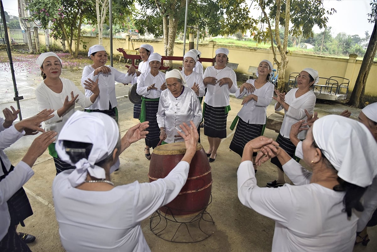 Một buổi sinh hoạt của Câu lạc bộ văn nghệ dân gian dân tộc Thổ ở huyện Quỳ Hợp