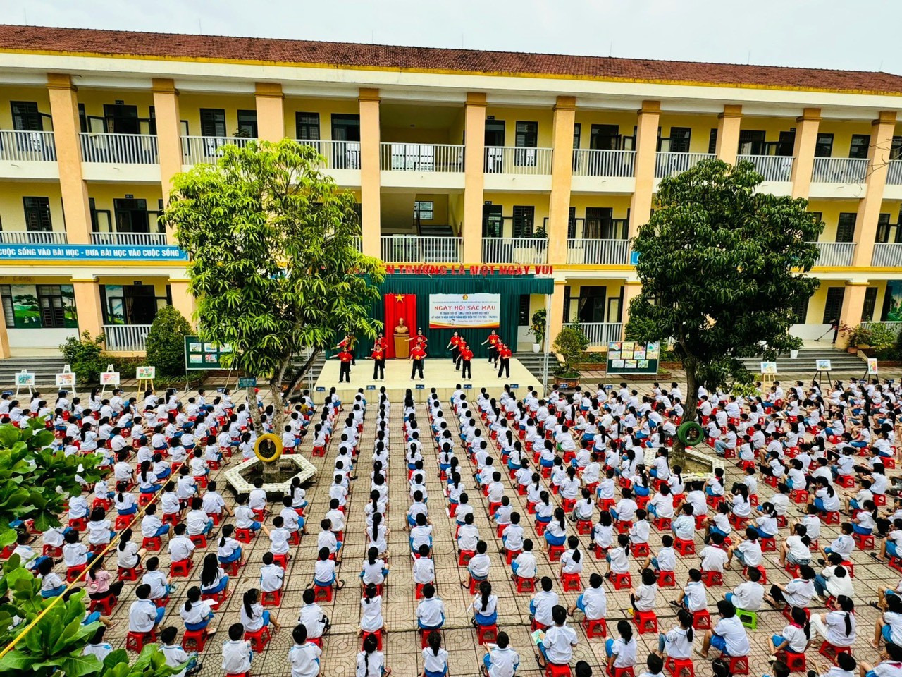 Les enfants de Ha Tinh sont fiers d'être les « petits soldats de Dien Bien » photo 13