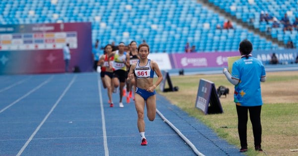 Nguyen Thi Oanh recibió las llaves del auto y el equipo de atletismo recibió más de 4.3 mil millones de VND