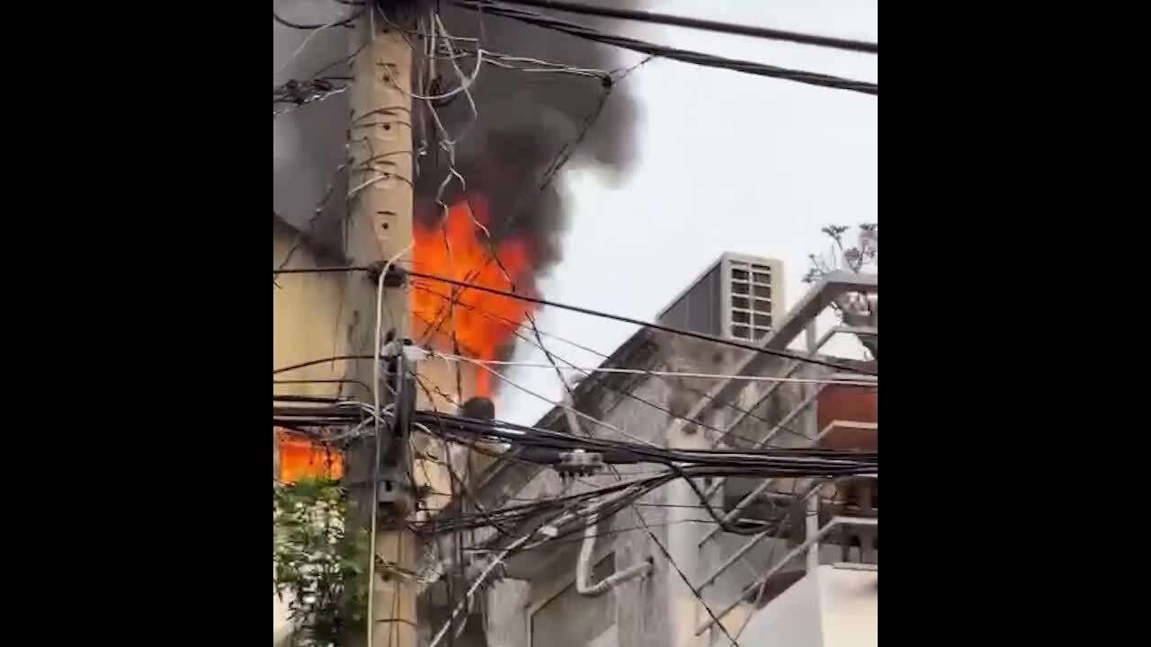 Nhà ba tầng cháy ngùn ngụt