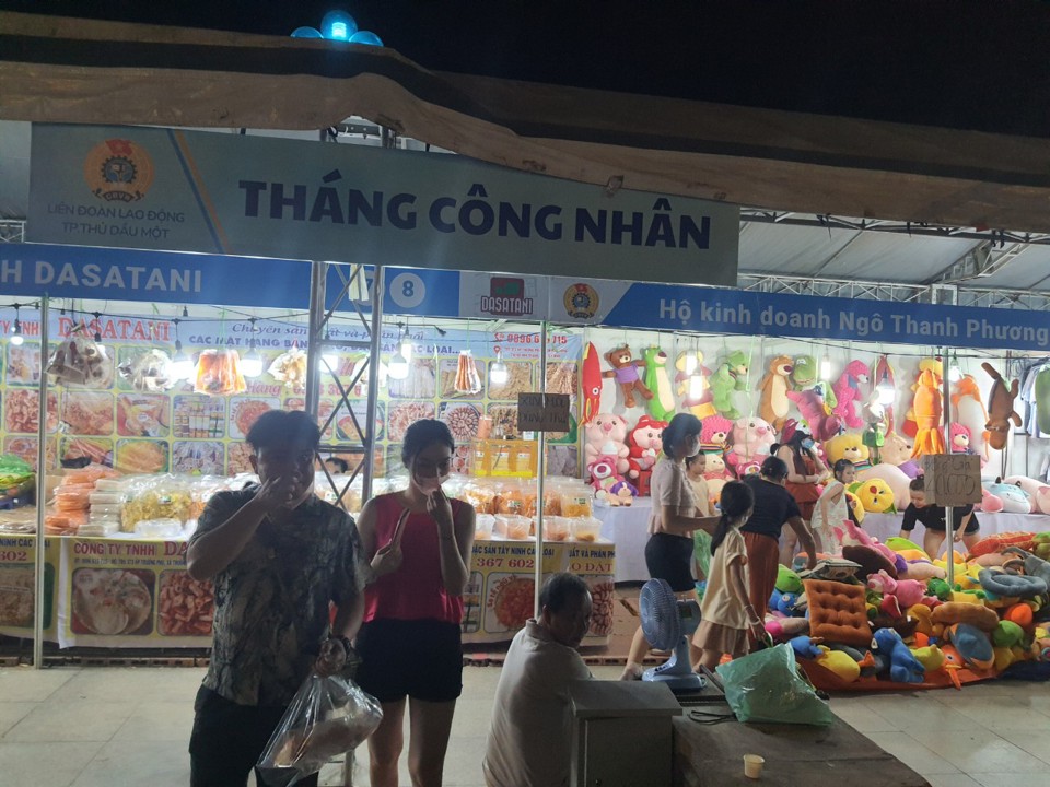 Một trong h&agrave;ng chục gian h&agrave;ng giảm gi&aacute; do Li&ecirc;n đo&agrave;n Lao động TP Thủ Dầu Một tổ chức trong Th&aacute;ng C&ocirc;ng nh&acirc;n tại đường Bạch Đằng, TP Thủ Dầu Một, tỉnh B&igrave;nh Dương.