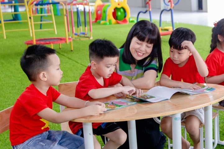 Mme Cao Thi Kim Thanh, directrice de l'école maternelle Tuoi Tho, assiste à une classe de l'école.