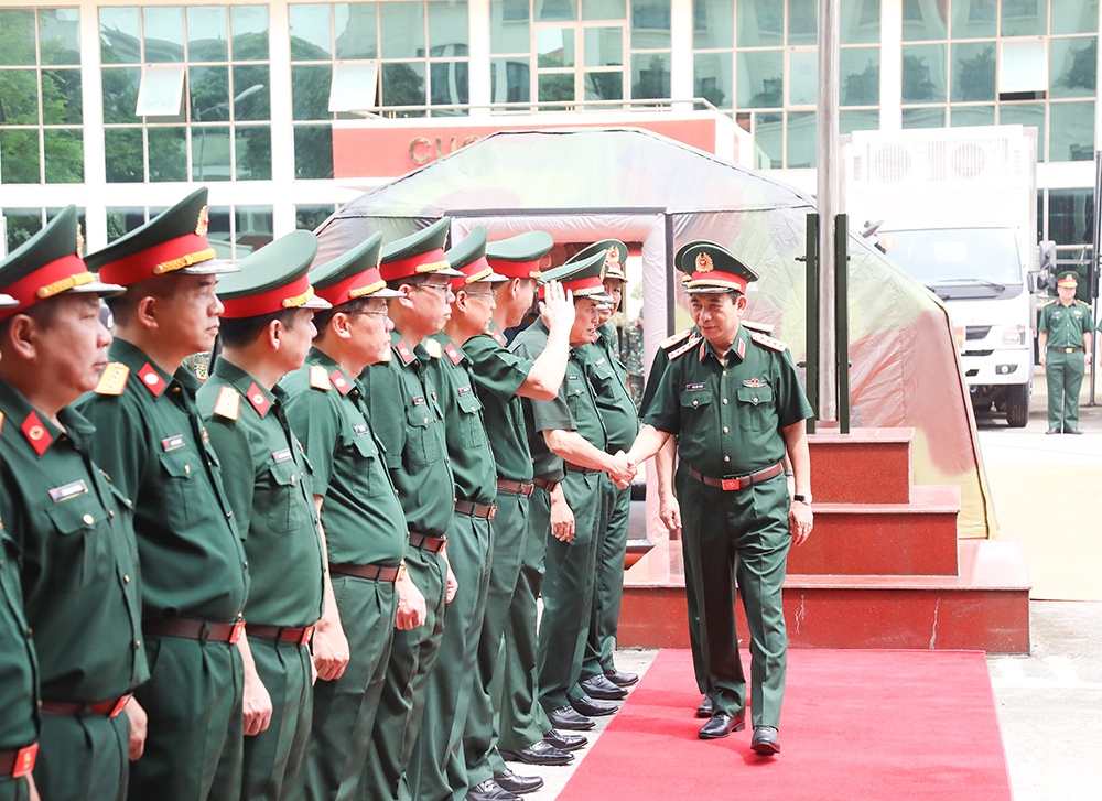 El general Phan Van Giang visita y trabaja con el Departamento Médico Militar