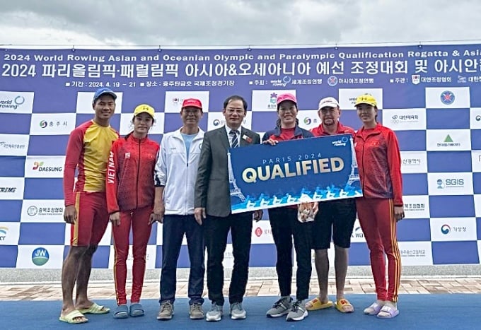 Pham Thi Hue (troisième à partir de la droite) a remporté un billet pour les Jeux olympiques dans l'épreuve d'aviron en skiff poids lourd féminin. Photo : Canoë et aviron au Vietnam