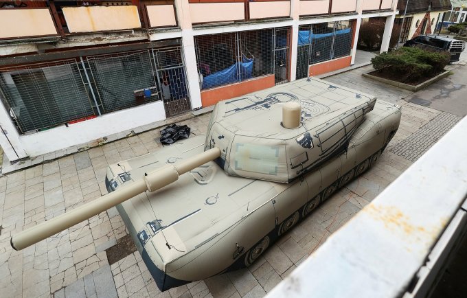 El tanque inflable Abrams, fabricado por la empresa checa Inflatech, se presentó en marzo. Foto: Reuters