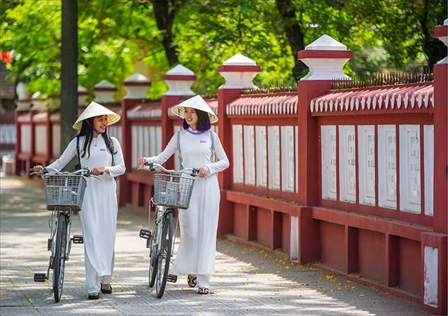 Wissen über das Tragen von Hue Ao Dai – von der Ehrung des immateriellen Kulturerbes bis zur goldenen Gelegenheit für Hue Ao Dai – Bild 1