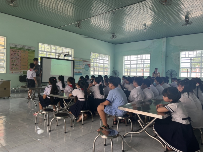 Los niños de la escuela primaria de la escuela Thuong Tan, del distrito de Bac Tan Uyen asistieron a la clase de capacitación.