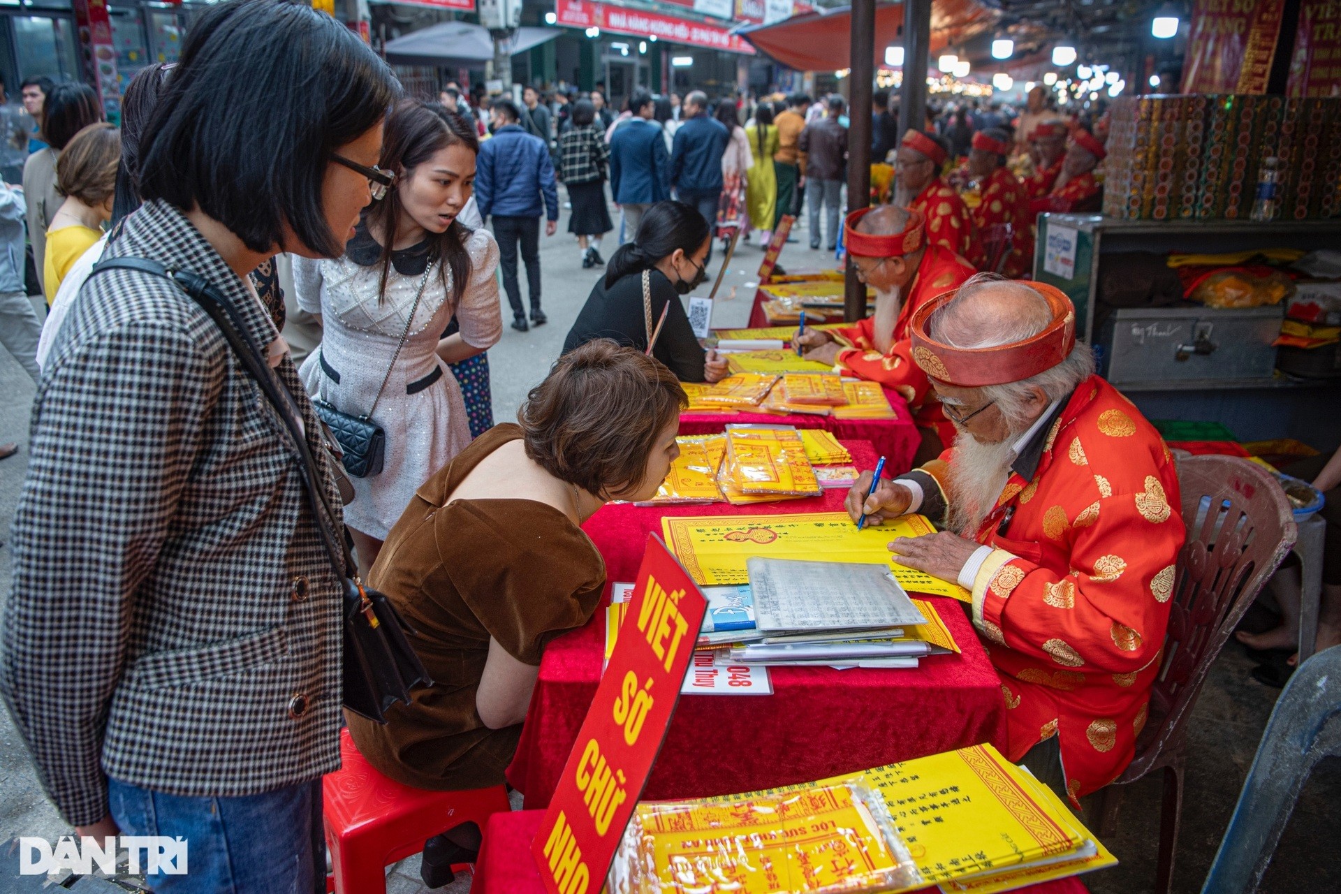 On the first day of work, Tay Ho Temple was packed with people offering prayers, tourists jostled to find a way out photo 2