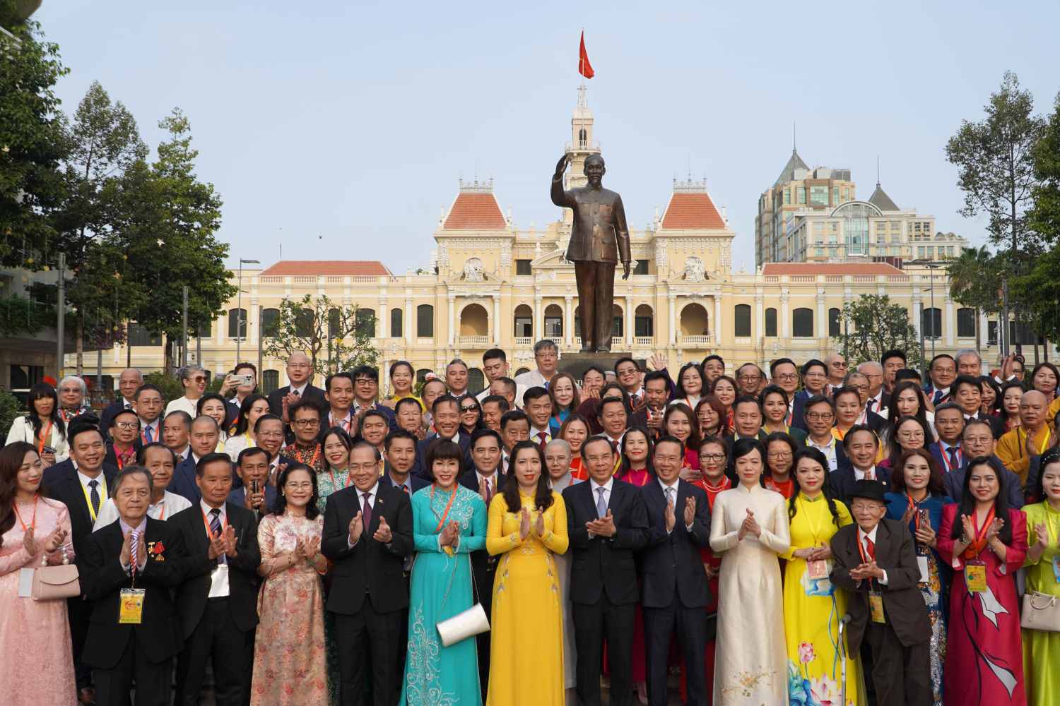 Präsident Vo Van Thuong und seine Frau machten Erinnerungsfotos mit im Ausland lebenden Vietnamesen an der Statue von Präsident Ho Chi Minh.  Foto: Minh Quan