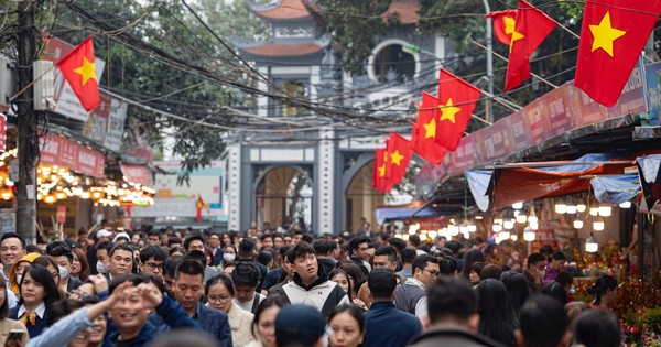 Ngày đầu đi làm, Phủ Tây Hồ đông kín người dâng lễ, du khách chen chân tìm lối đi