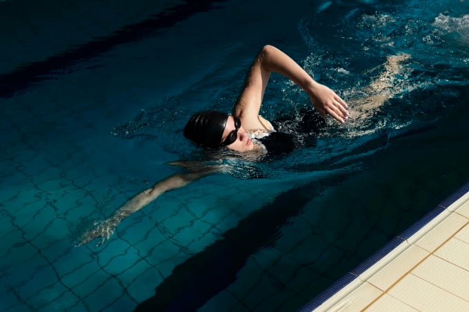 Swimming significantly reduces the pressure on the vertebrae and nerves. Photo: Freepik