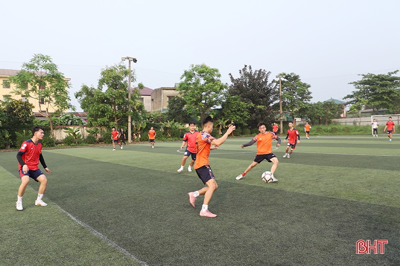 The first Ha Tinh Architecture and Construction Football Tournament kicks off