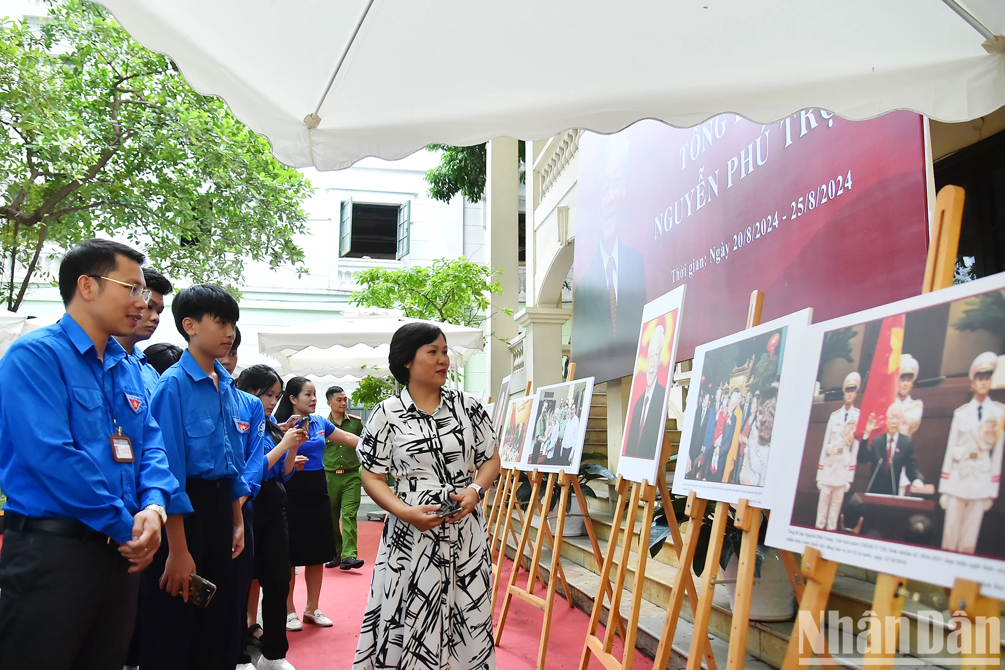 Youth Union members of Dong Hoi commune visit the photo exhibition 