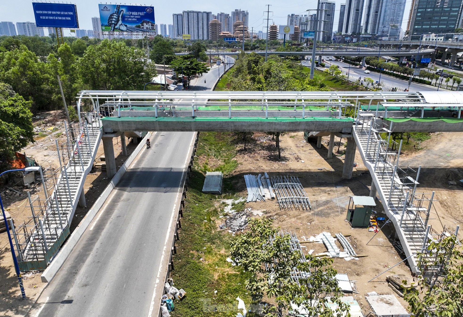 Baufortschritt der Fußgängerbrücke der U-Bahnlinie 1 in Ho-Chi-Minh-Stadt, Foto 5